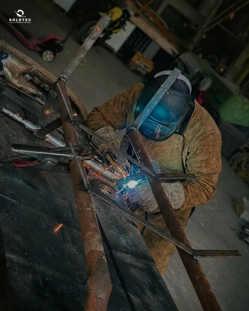 Soldador industrial trabalhando com equipamento profissional